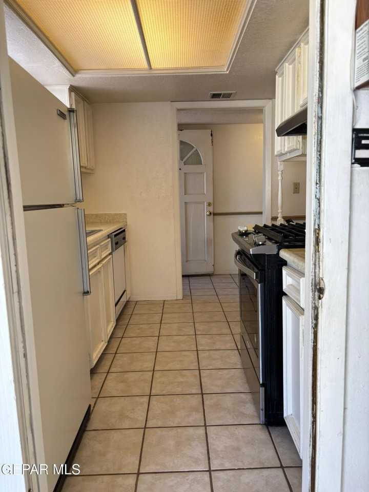 1601 Common Dr Apt A - Photo 7 of 30