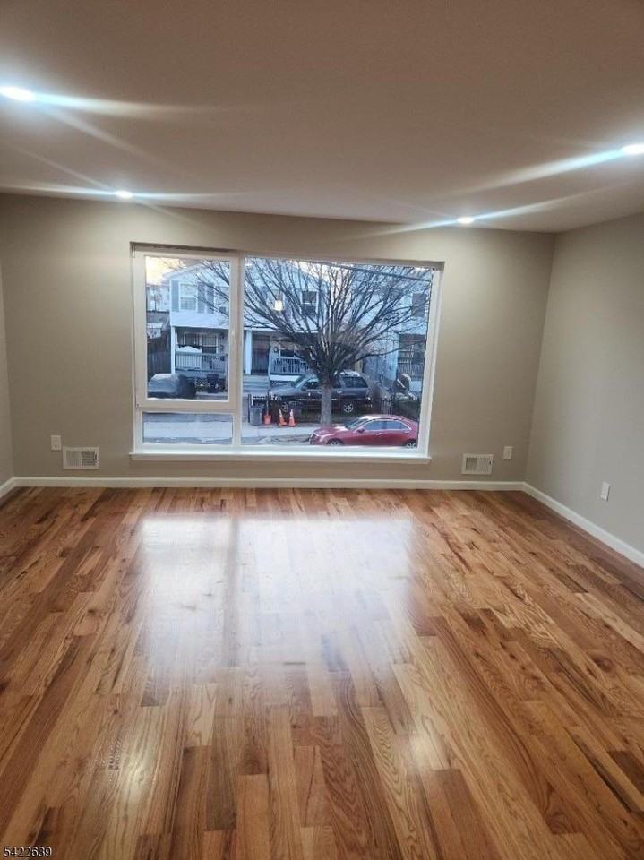 410 S 8th St - Photo 2 of 8