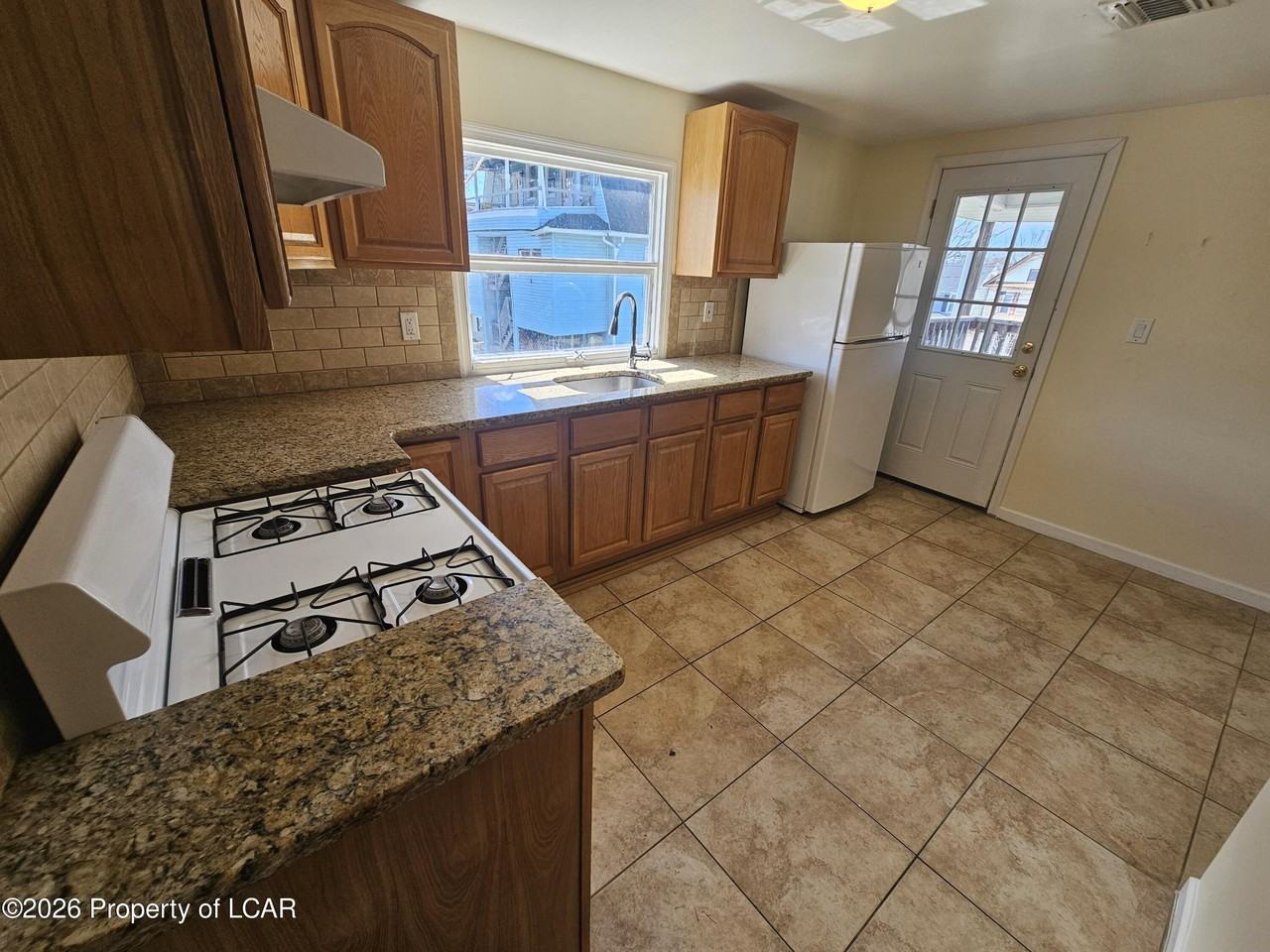 187 1/2 Broad St - Photo 2 of 15