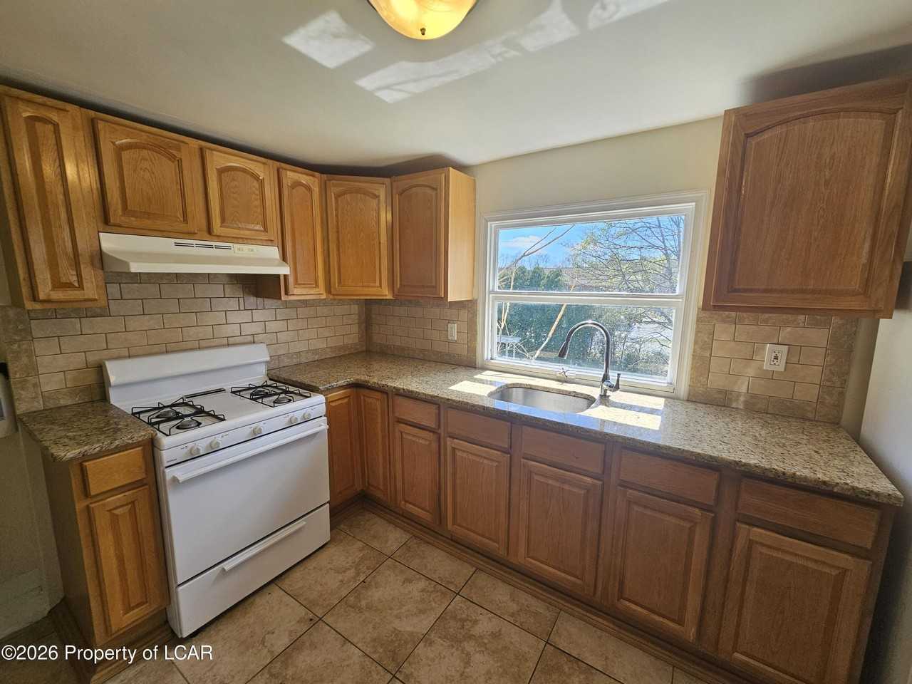 187 1/2 Broad St - Photo 3 of 15