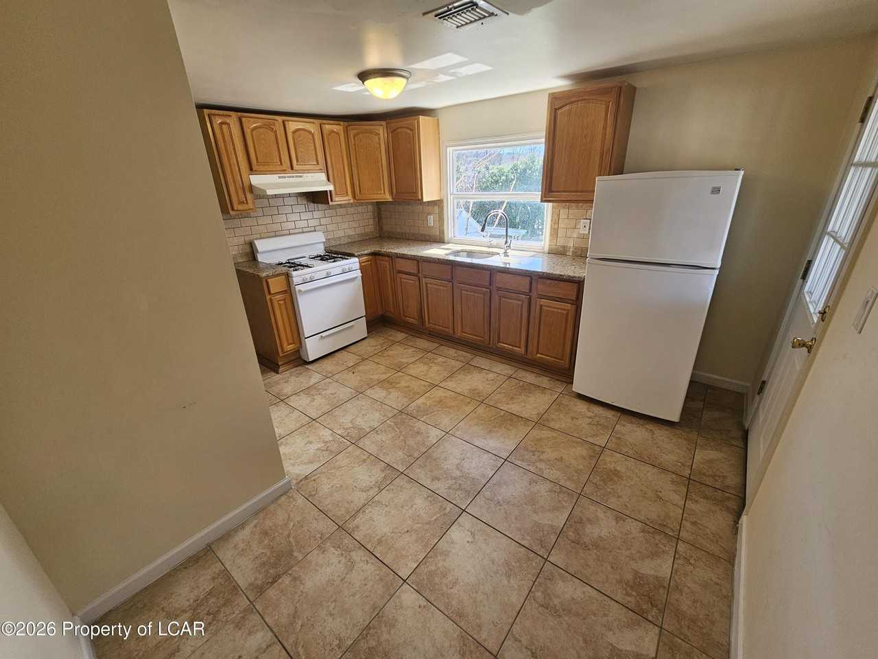 187 1/2 Broad St - Photo 5 of 15