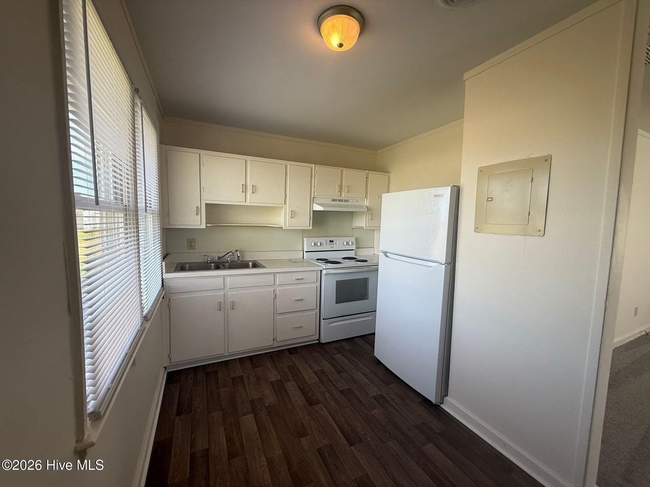 333 Starling St - Photo 2 of 9