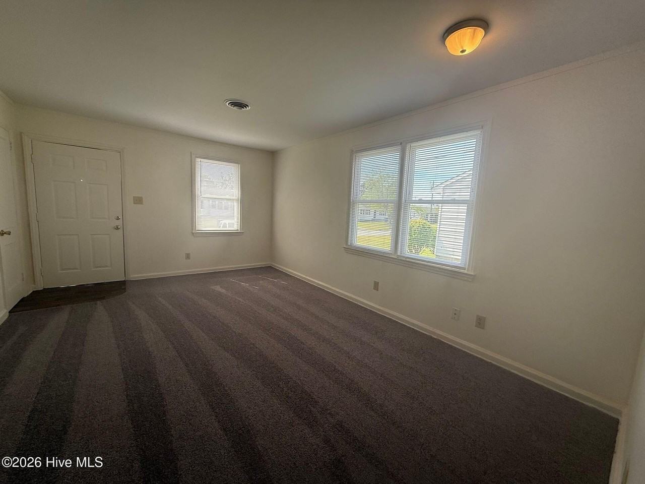 333 Starling St - Photo 6 of 9