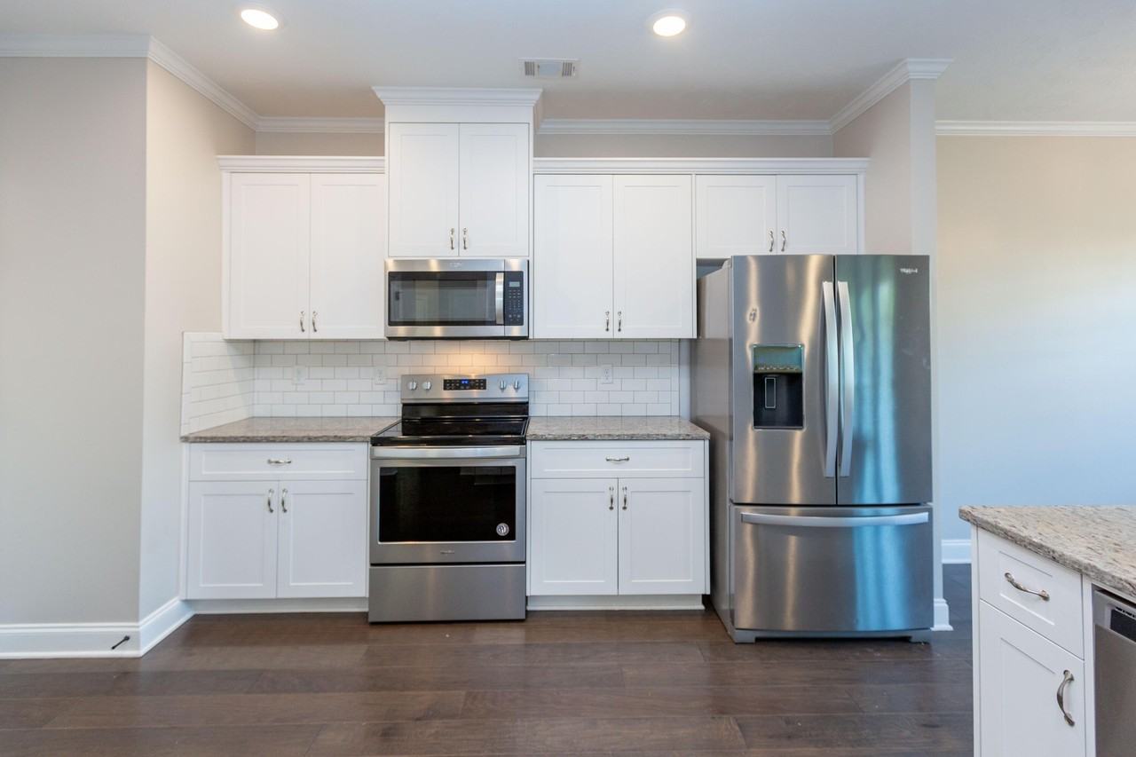 5105 Heathbrook Dr - Photo 2 of 41