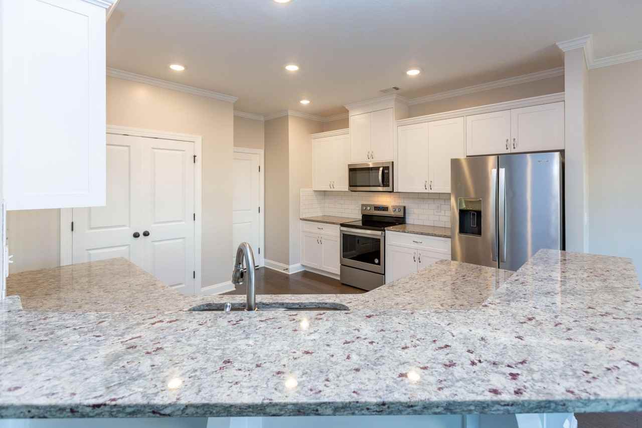 5105 Heathbrook Dr - Photo 4 of 41