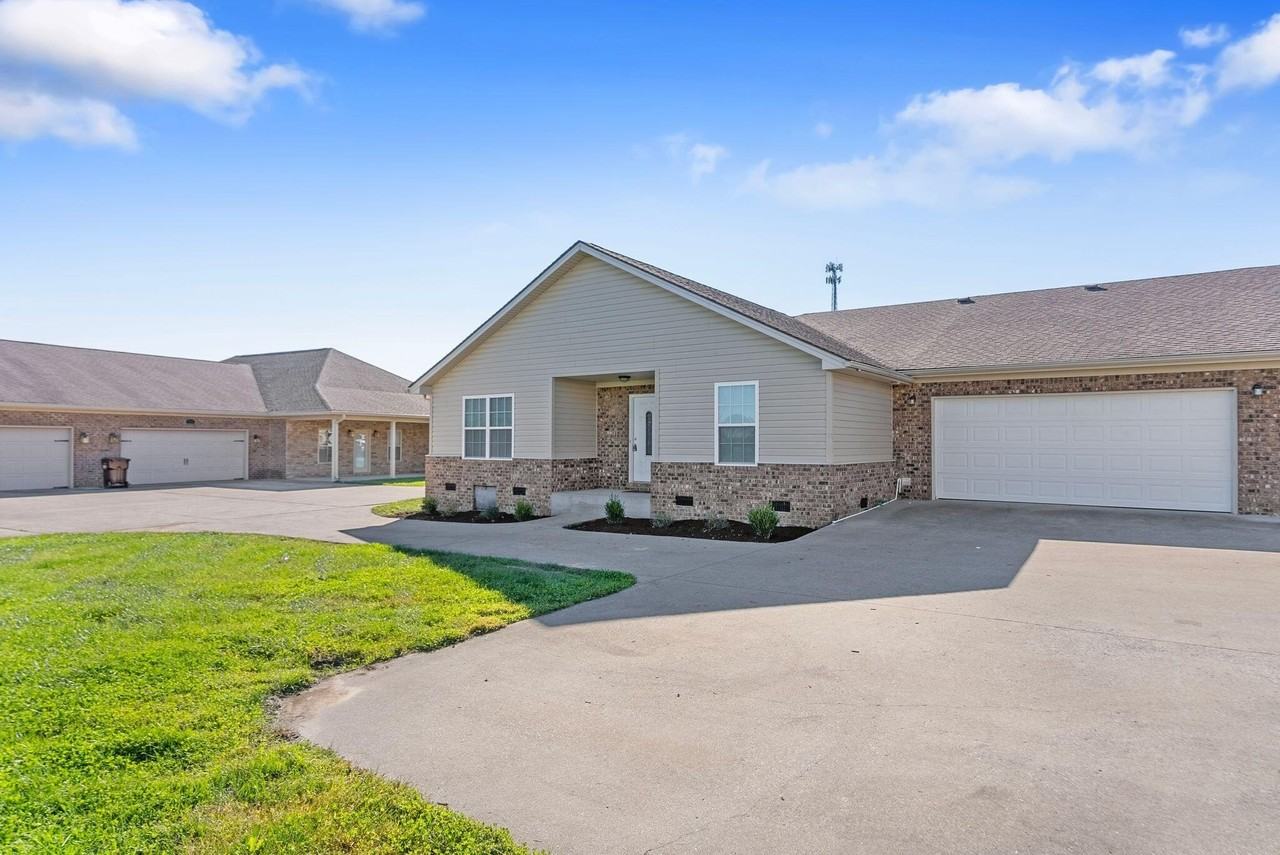 579 Regency Cir - Photo 2 of 11