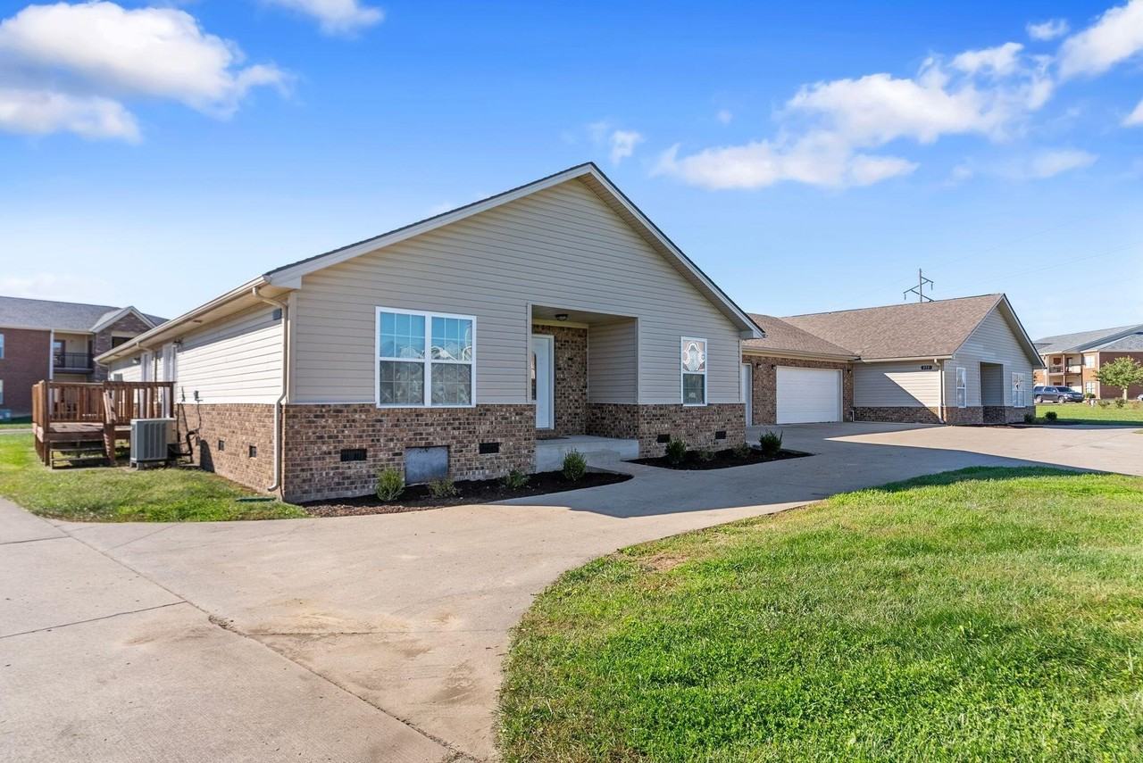 579 Regency Cir - Photo 3 of 11