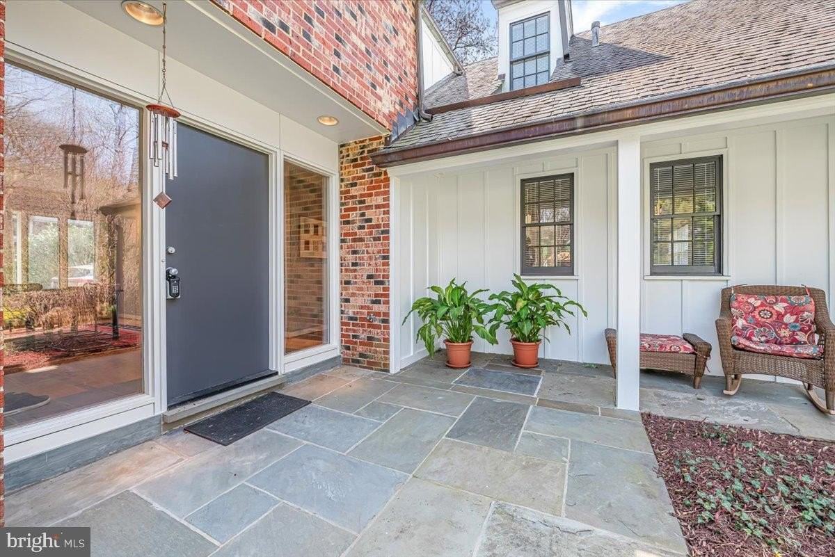 4838 Drummond Ave - Photo 3 of 39