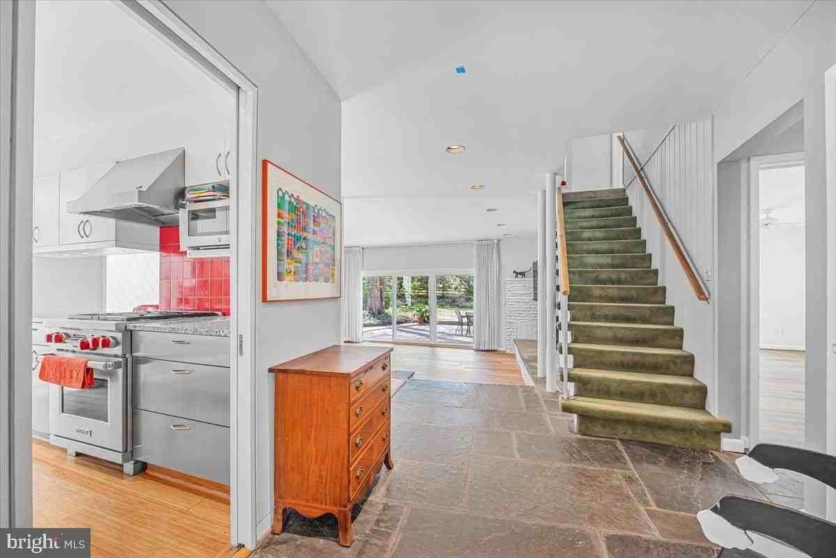 4838 Drummond Ave - Photo 4 of 39