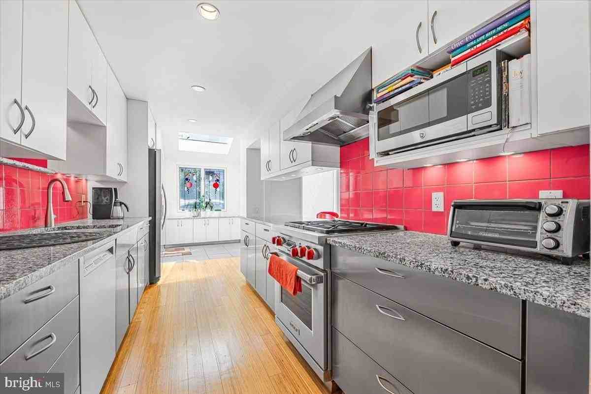 4838 Drummond Ave - Photo 5 of 39