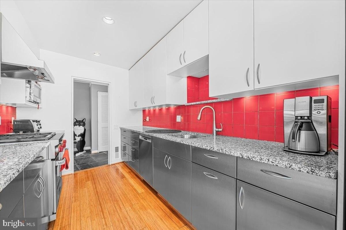 4838 Drummond Ave - Photo 6 of 39