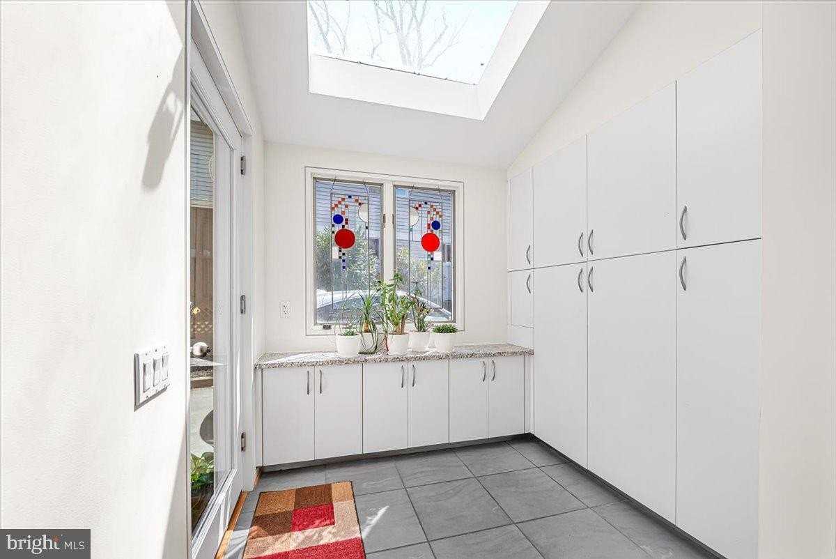 4838 Drummond Ave - Photo 7 of 39