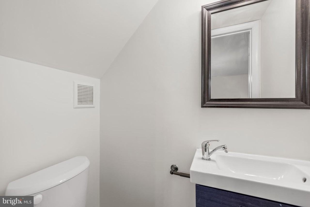 1095 Travis Ln - Photo 3 of 17