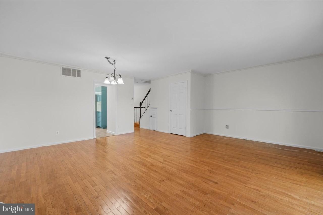 1095 Travis Ln - Photo 4 of 17