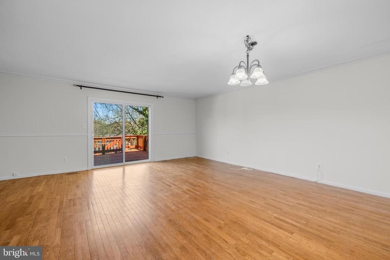 1095 Travis Ln - Photo 5 of 17