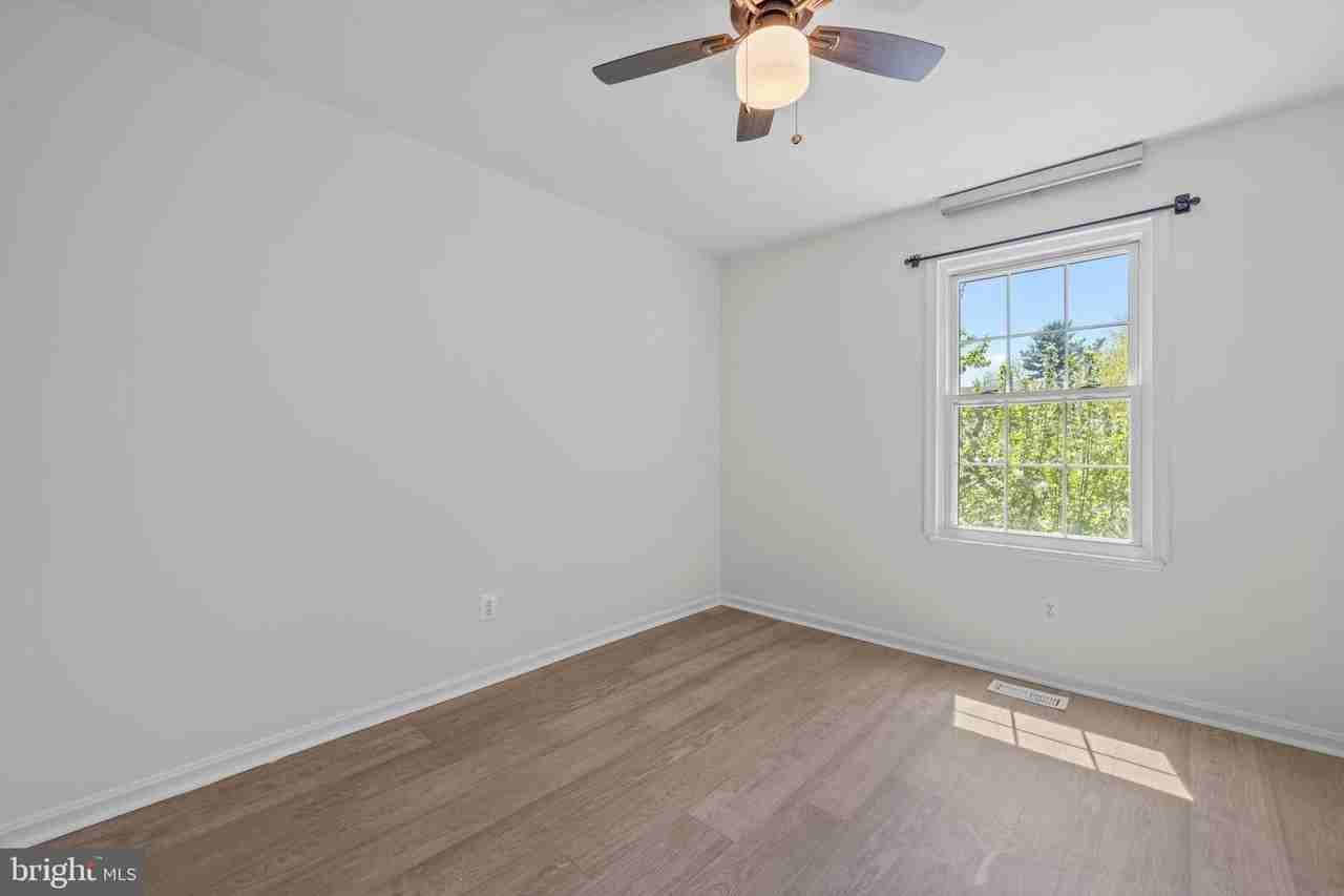 1095 Travis Ln - Photo 7 of 17