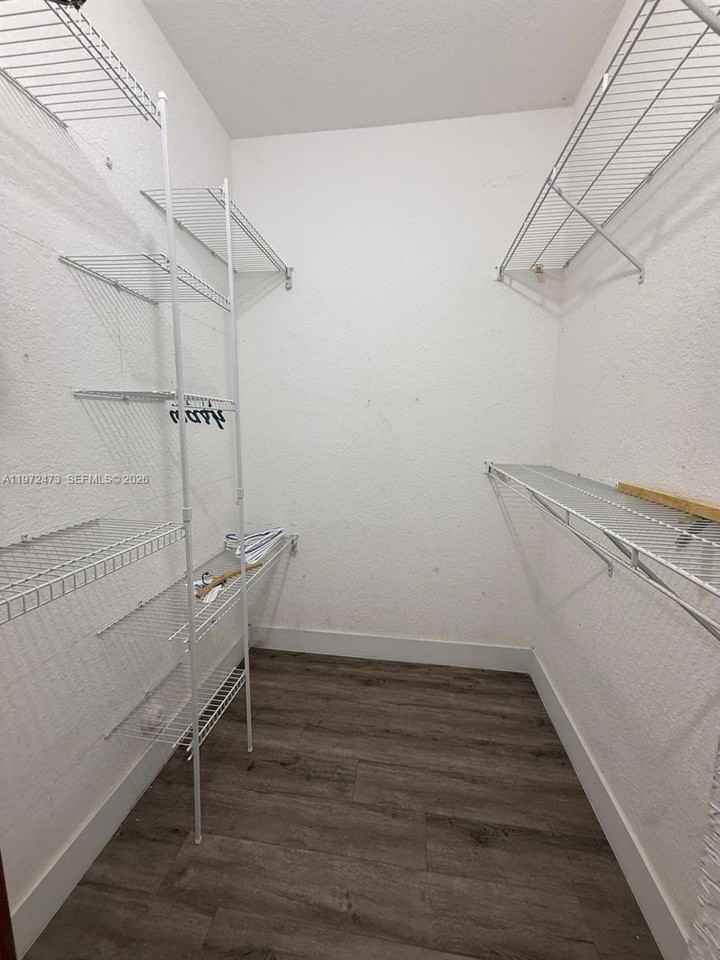 718 Se 12th Ter - Photo 3 of 23