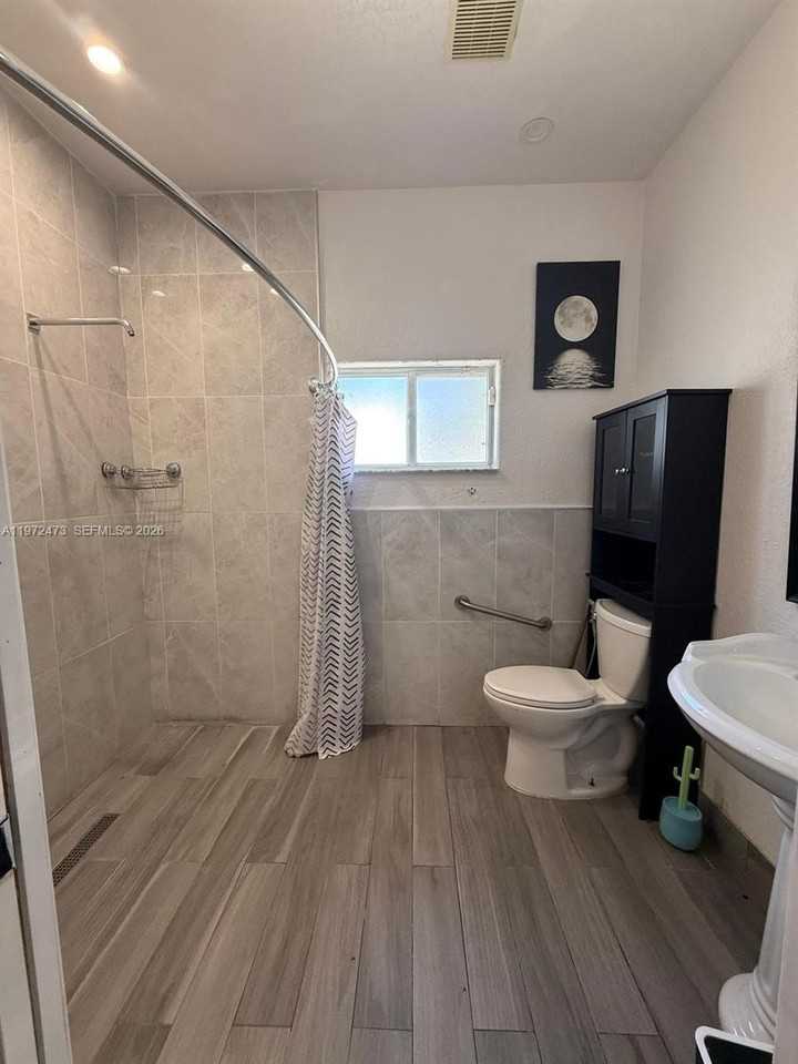 718 Se 12th Ter - Photo 4 of 23