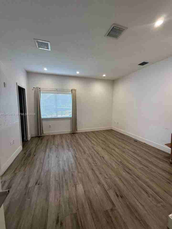 718 Se 12th Ter - Photo 5 of 23