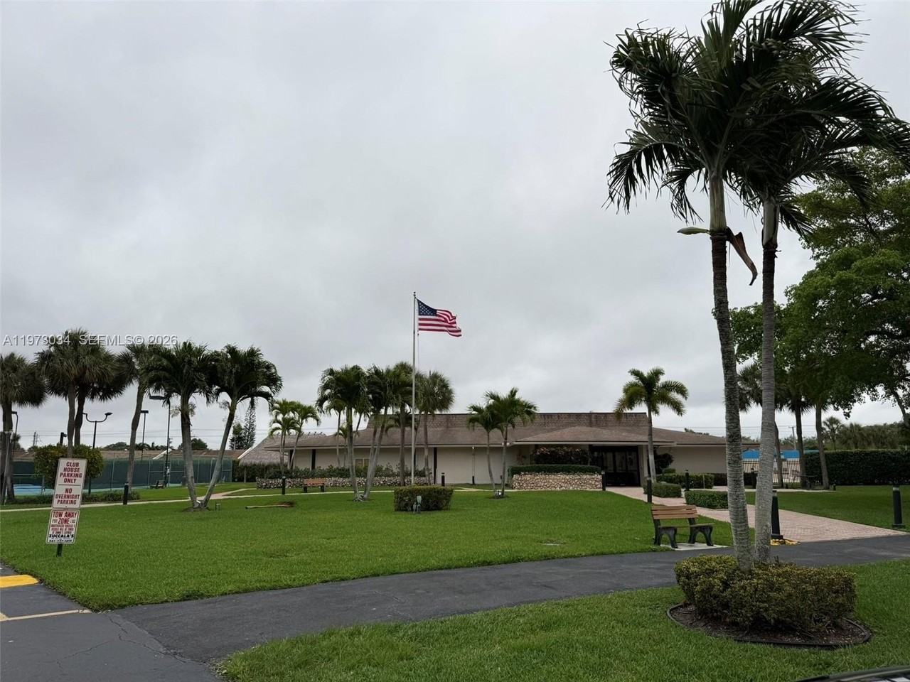 5220 Las Verdes Cir #114