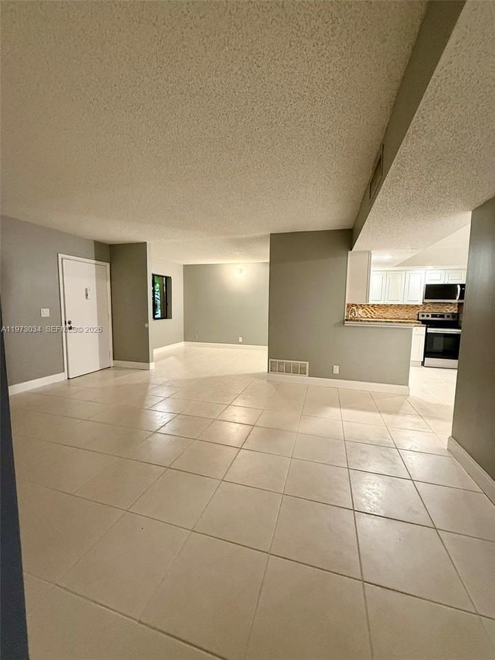 5220 Las Verdes Cir #114 - Photo 7 of 24