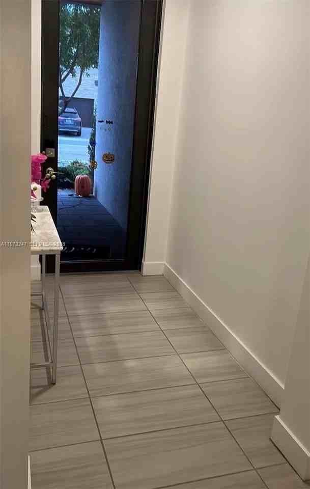 10521 Nw 81st Ter - Photo 4 of 25