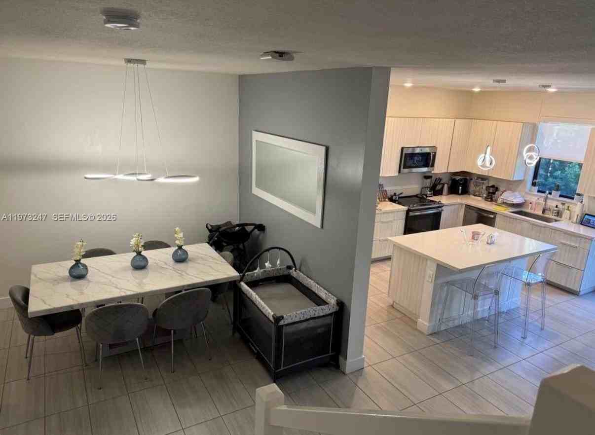 10521 Nw 81st Ter - Photo 6 of 25