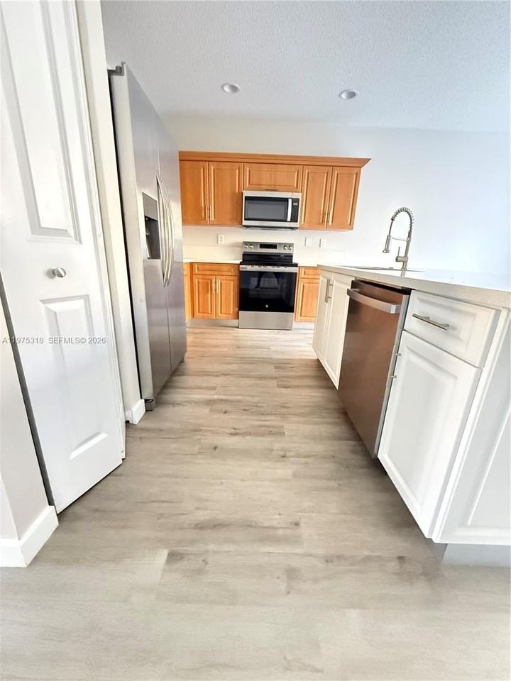 978 Ne 42nd Pl #978 - Photo 7 of 21