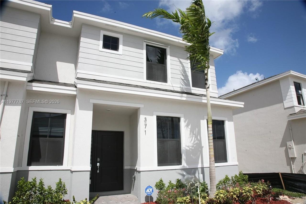 371 Ne 16th St - Photo 2 of 48