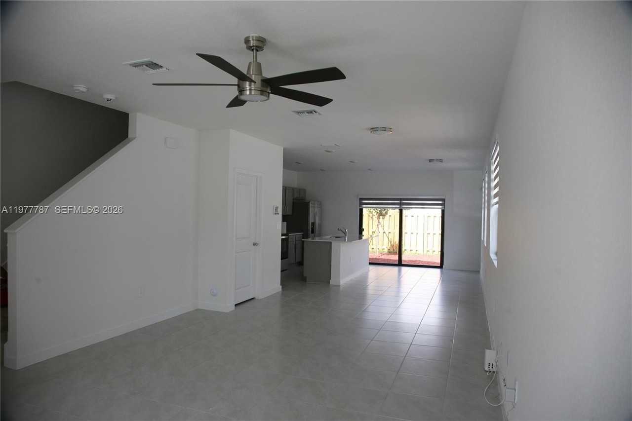 371 Ne 16th St - Photo 4 of 48