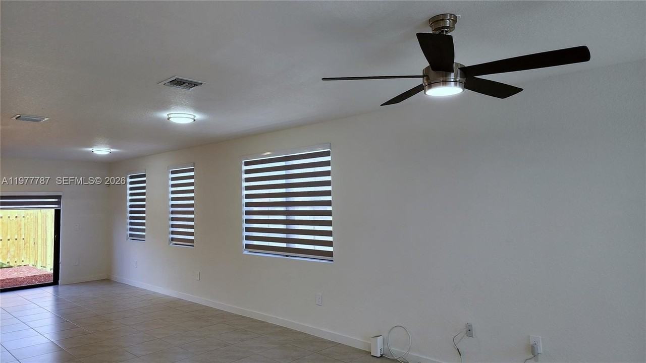 371 Ne 16th St - Photo 5 of 48