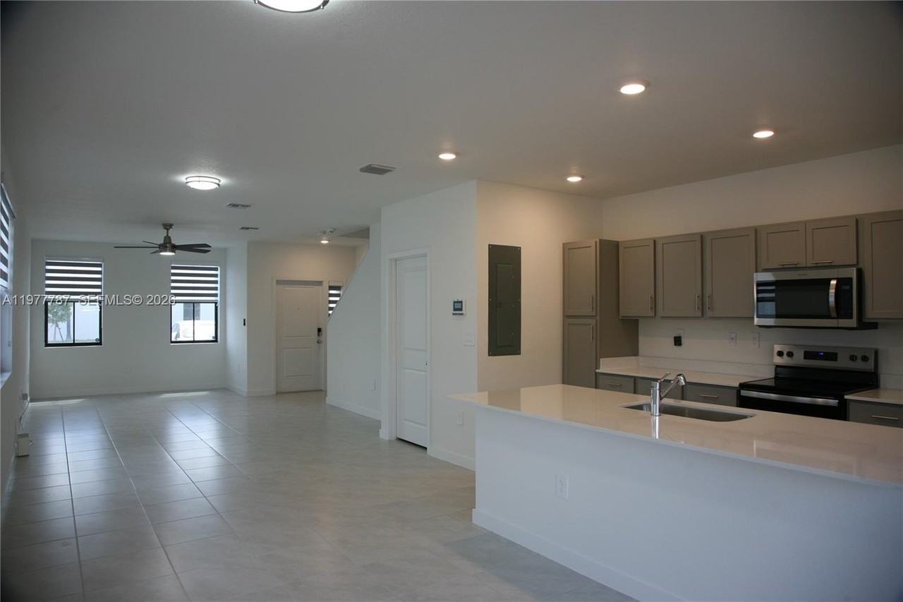 371 Ne 16th St - Photo 7 of 48