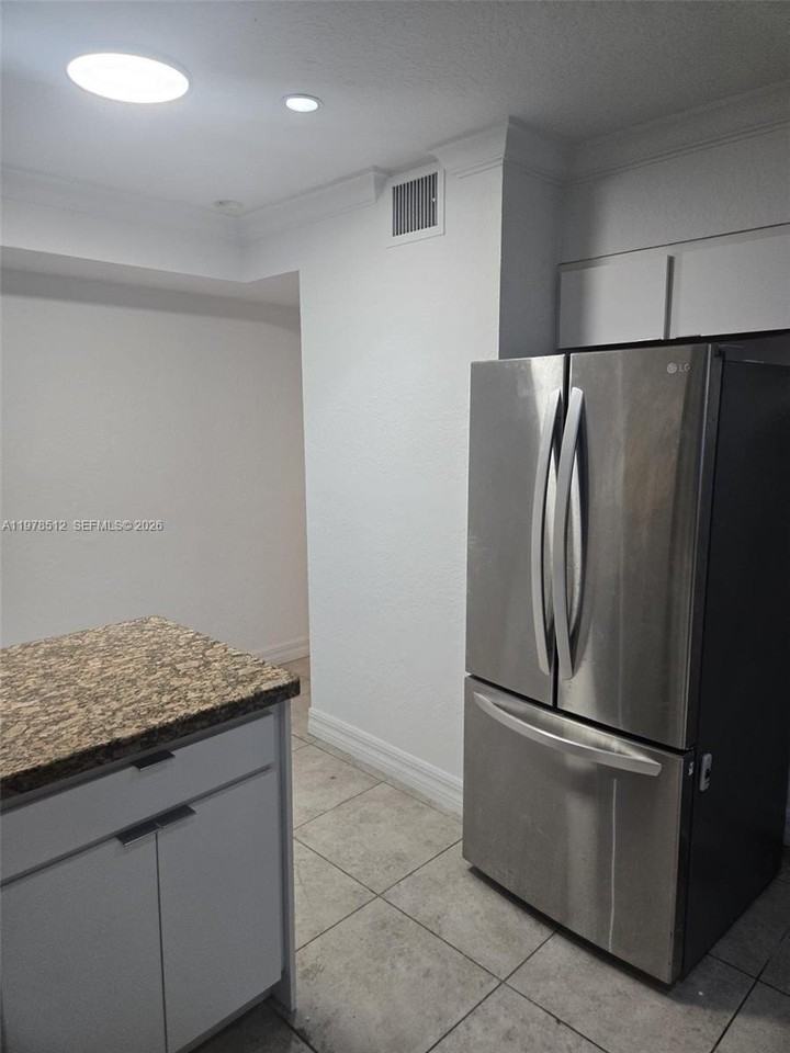 1701 N Treasure Dr #5 - Photo 5 of 19