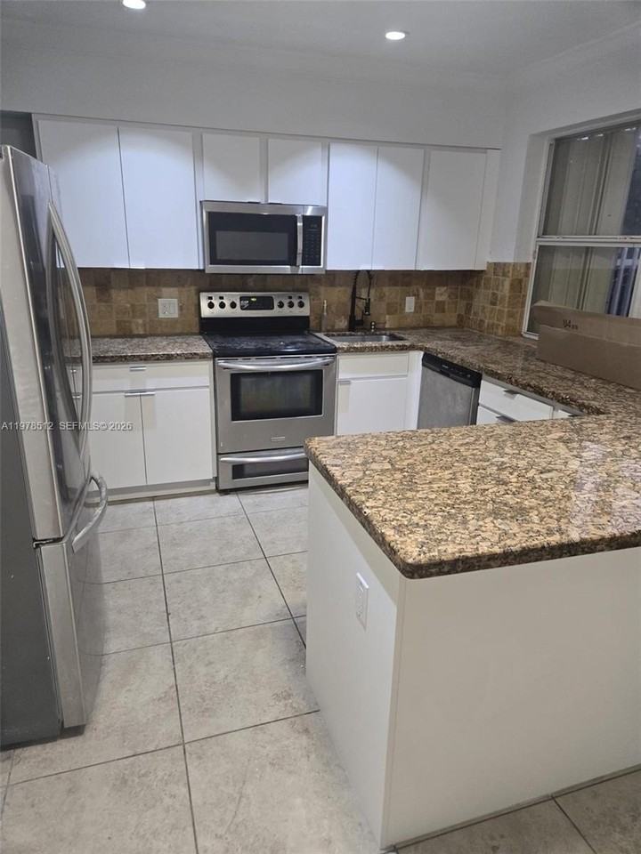 1701 N Treasure Dr #5 - Photo 6 of 19