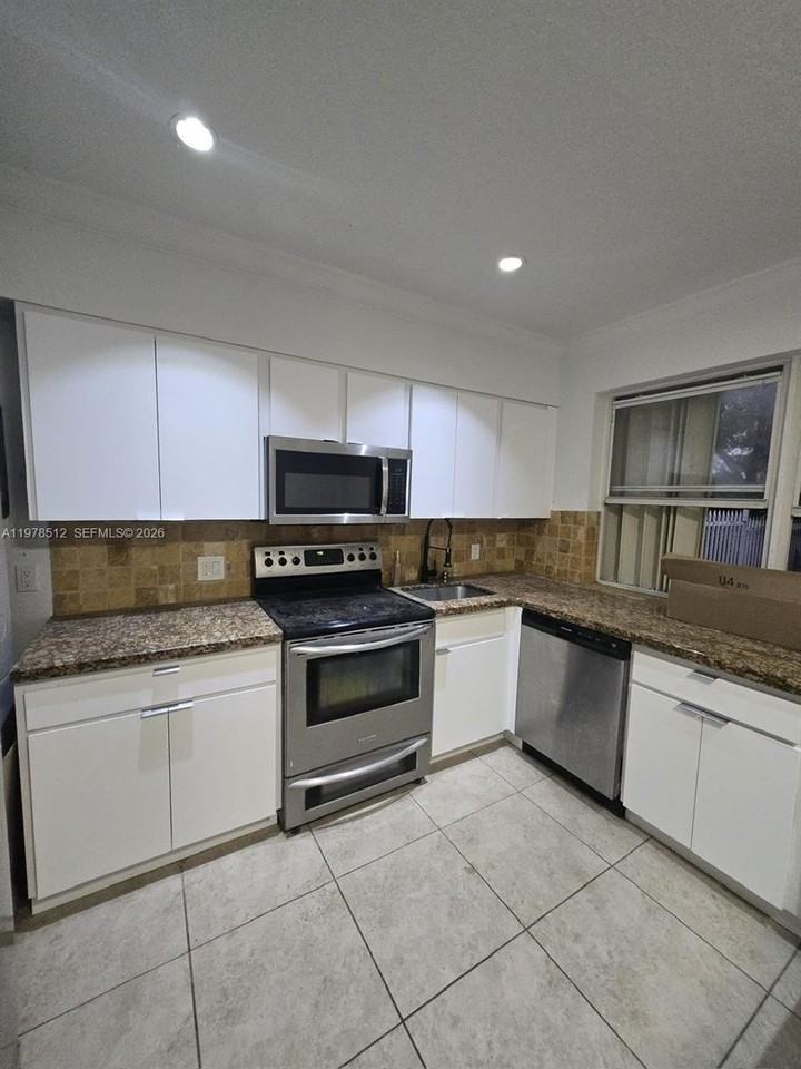 1701 N Treasure Dr #5 - Photo 7 of 19