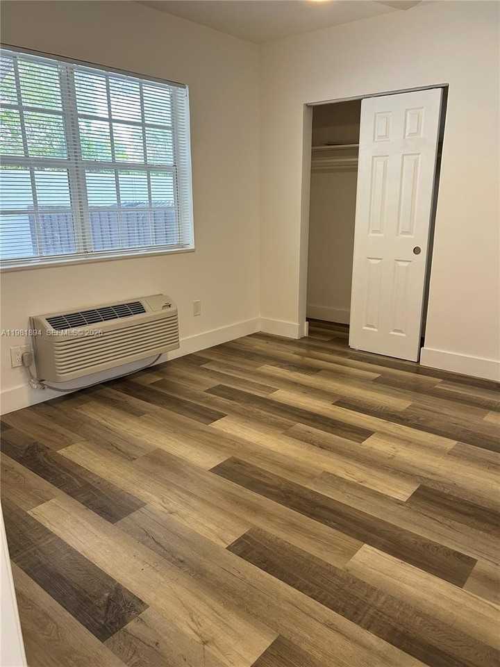 571 Ne 67th St #3 - Photo 4 of 10