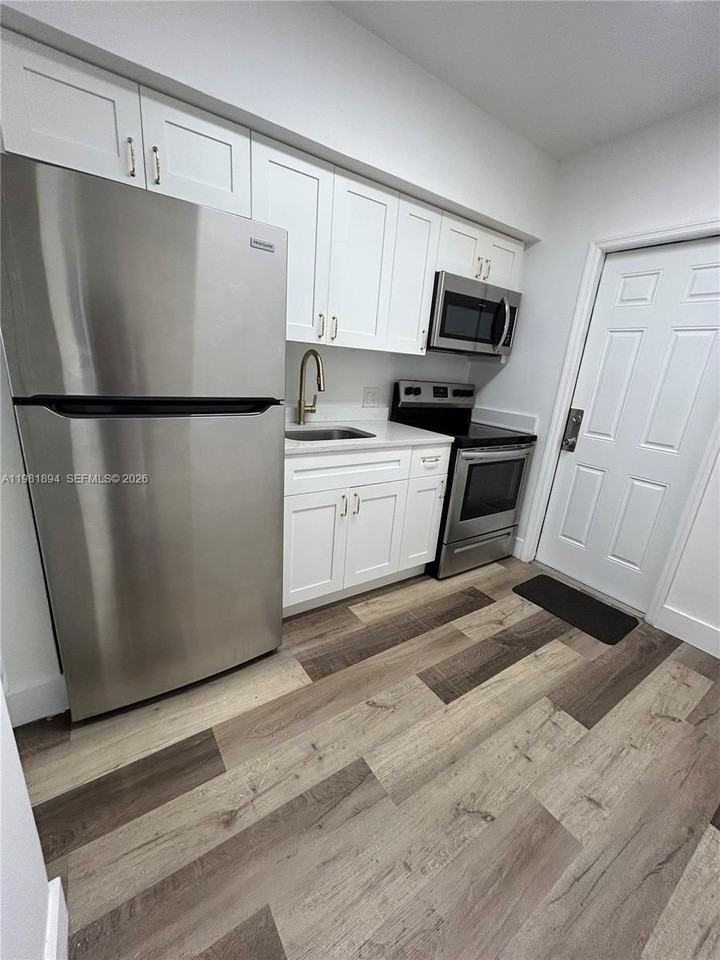 571 Ne 67th St #3 - Photo 5 of 10