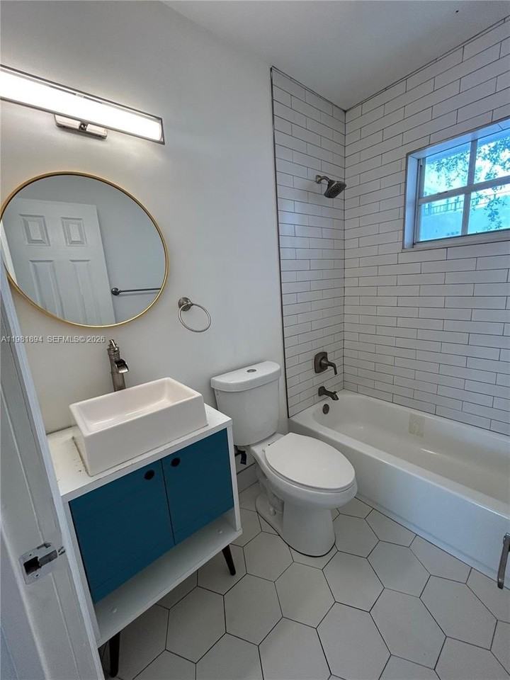 571 Ne 67th St #3 - Photo 7 of 10