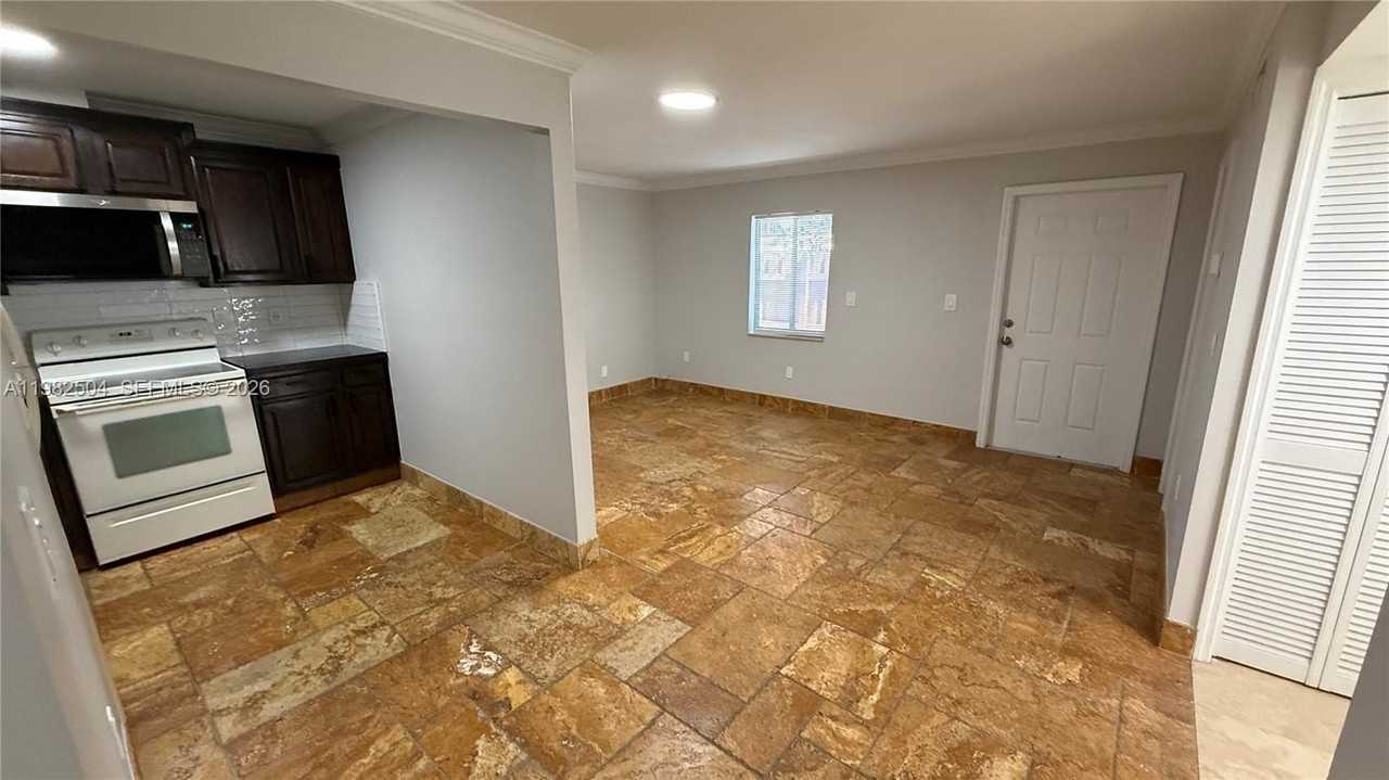 1814 Thomas St - Photo 4 of 11