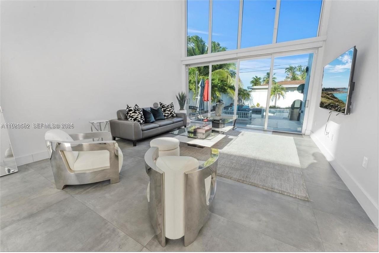 7525 Buccaneer Ave - Photo 5 of 38