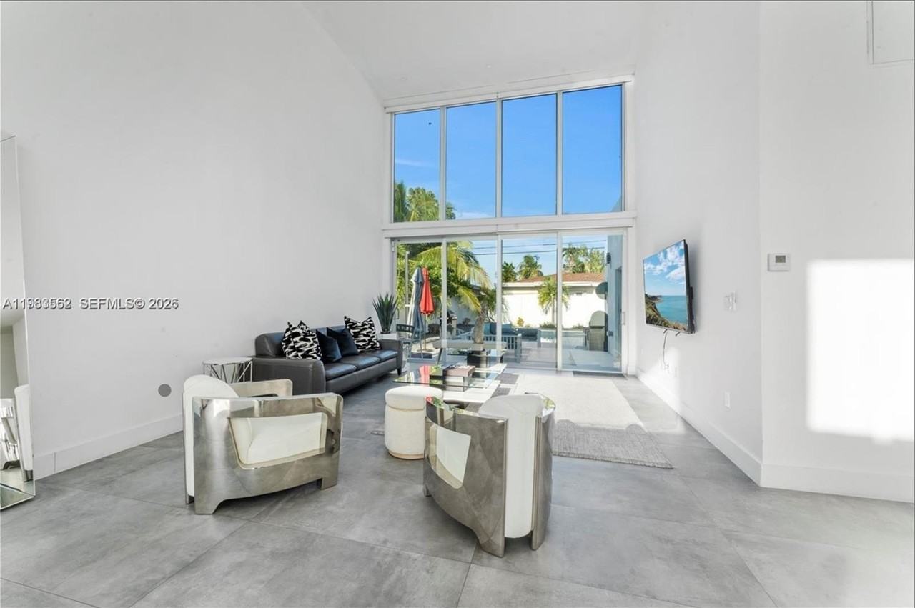 7525 Buccaneer Ave - Photo 6 of 38