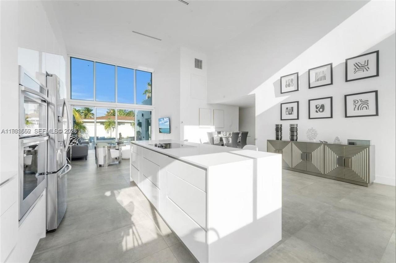 7525 Buccaneer Ave - Photo 7 of 38