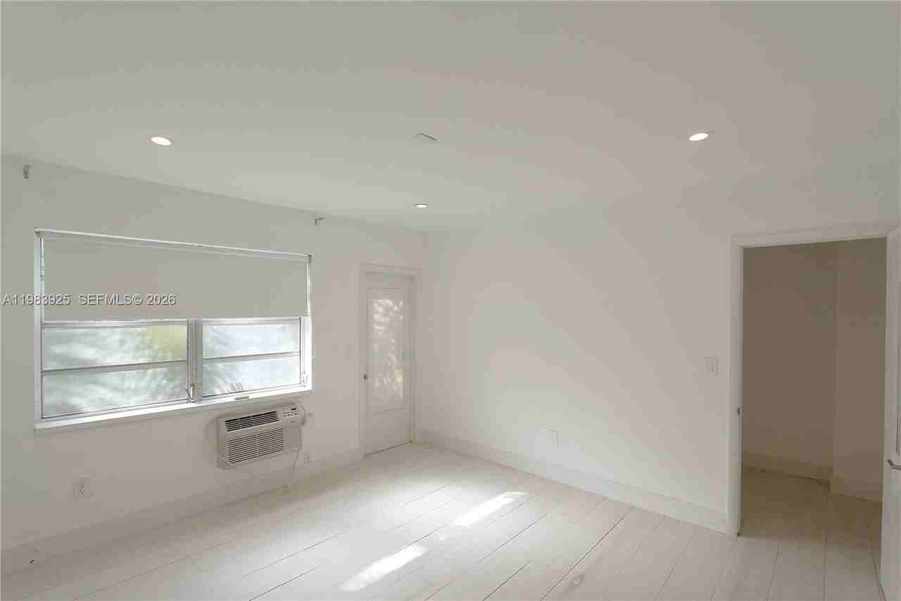 1021 Michigan Ave #8 - Photo 5 of 9