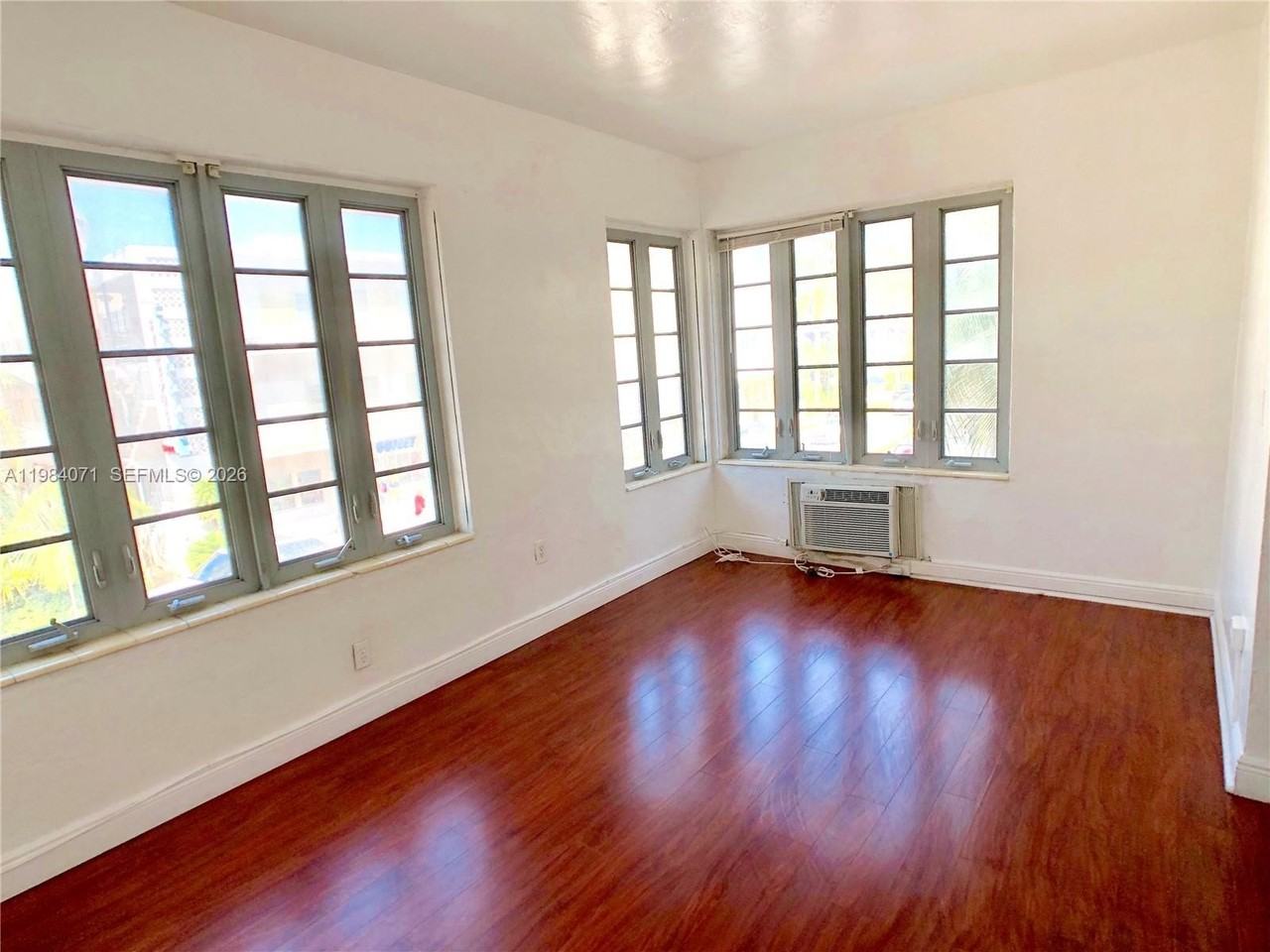 901 Collins Ave #201 - Photo 3 of 13