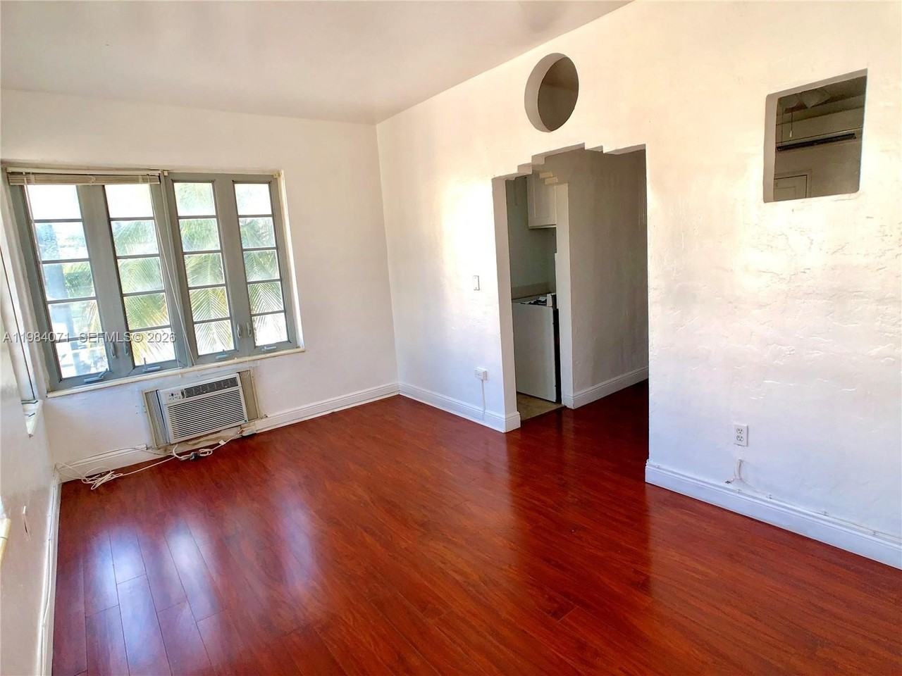 901 Collins Ave #201 - Photo 4 of 13