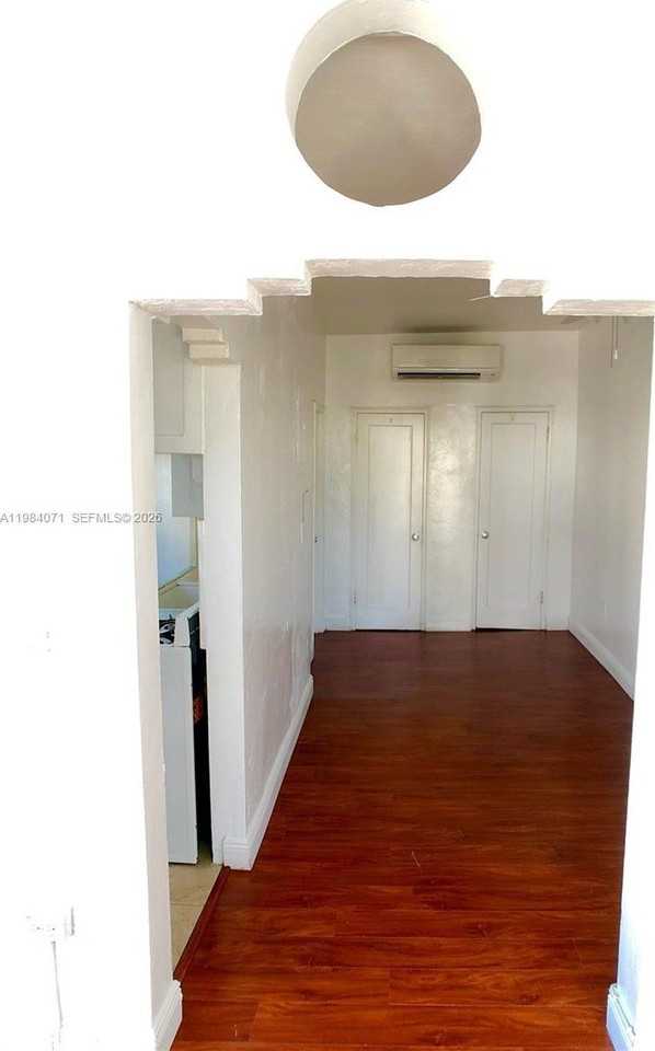 901 Collins Ave #201 - Photo 5 of 13