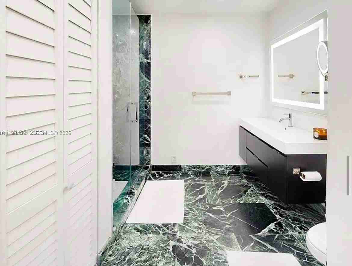 1220 Nw 37th Ave #0 - Photo 5 of 20