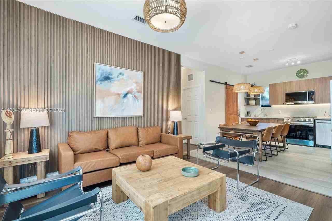 920 Sw 9th St - Photo 2 of 37