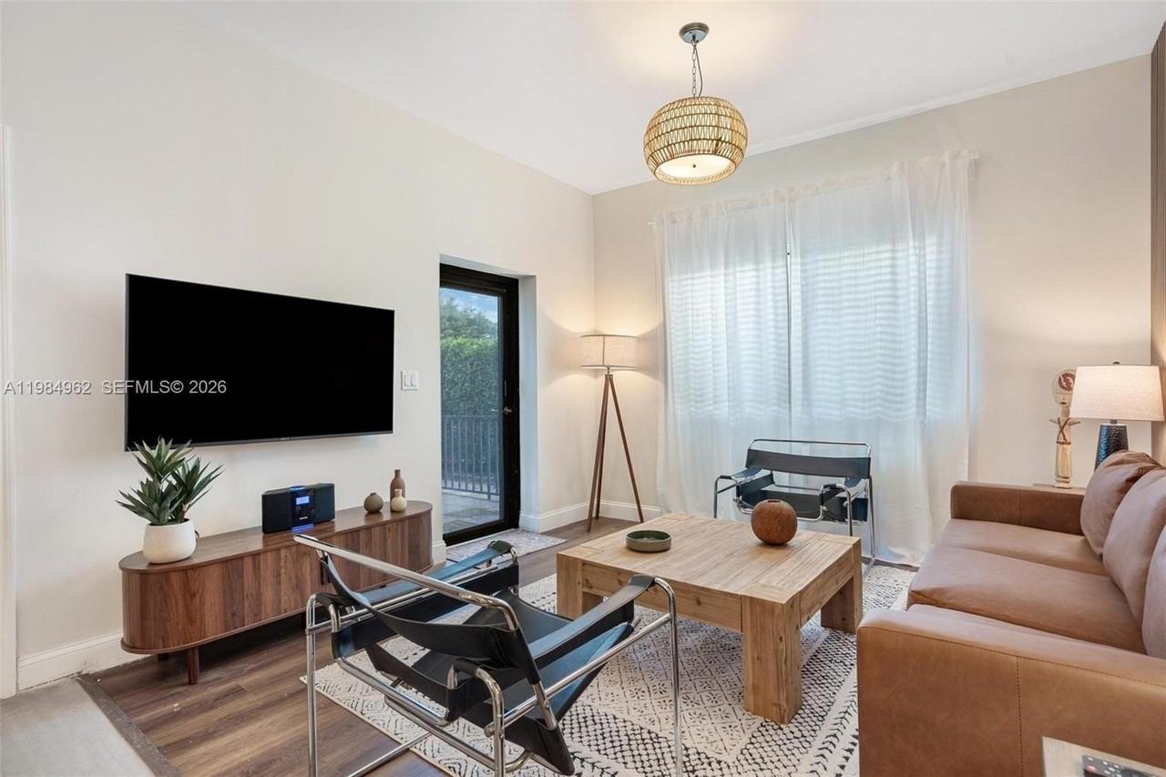 920 Sw 9th St - Photo 3 of 37