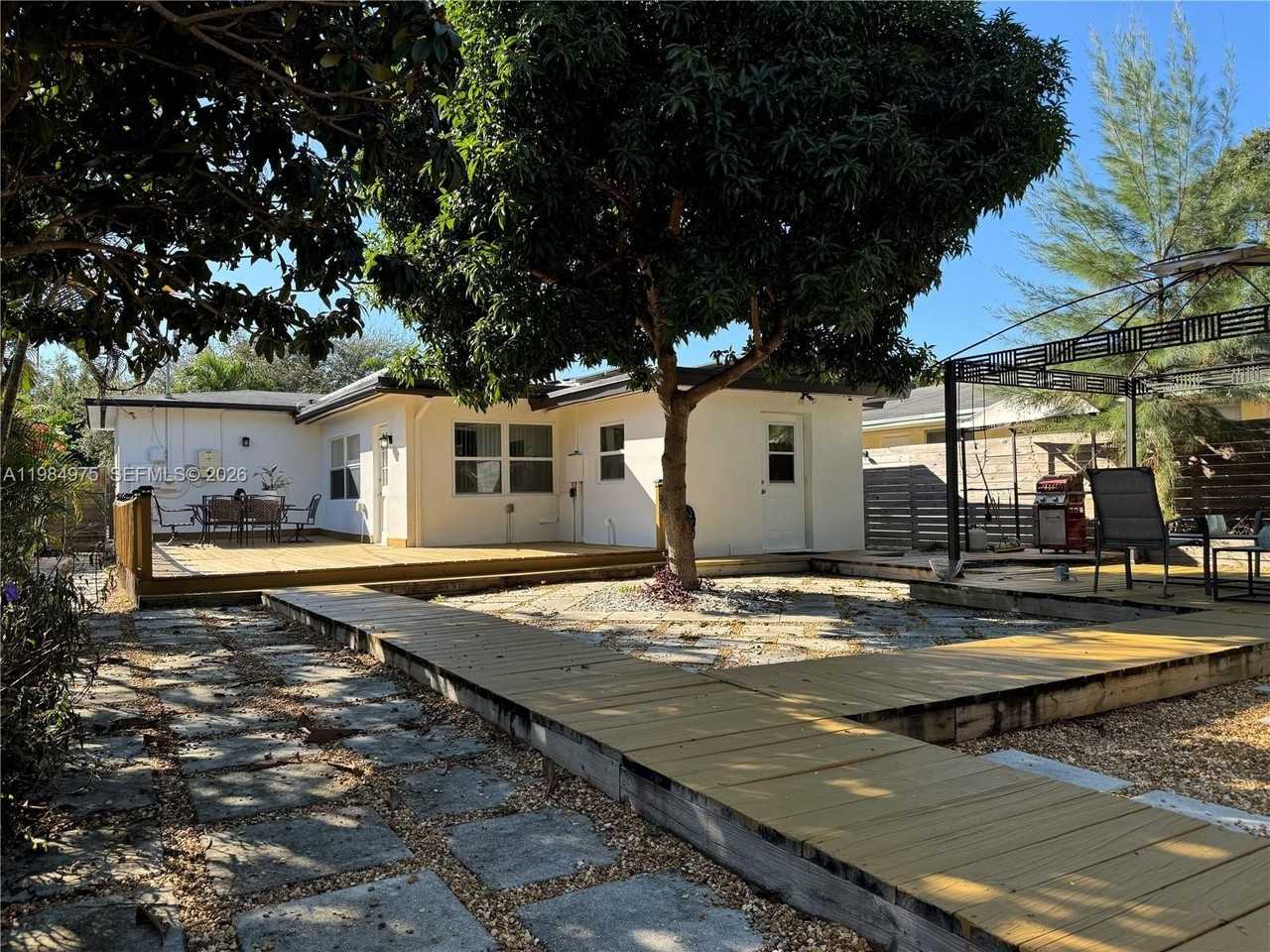 2247 Jackson St - Photo 4 of 7